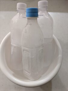 凍ったペットボトル